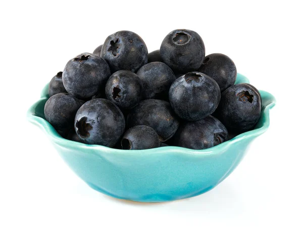 蓝色碗中的蓝莓 白色背景隔离 — 图库照片