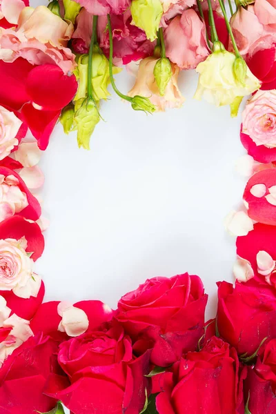 Güllerden Gül Yapraklarından Yapılmış Çerçeve — Stok fotoğraf