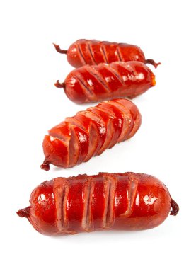 Kızarmış füme sosis, beyaz arka planda izole edilmiş.