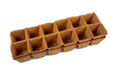 Beyaz arka plan üzerinde izole turba tencere