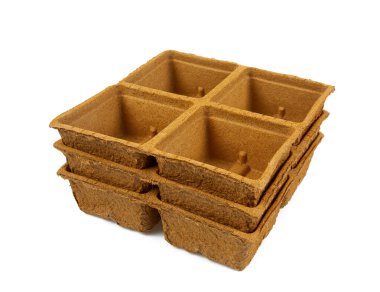 Beyaz arka plan üzerinde izole turba tencere