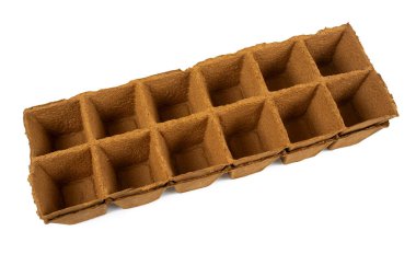 Beyaz arka plan üzerinde izole turba tencere