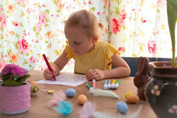 Jolie Fille Colore Des Œufs Imprimés Pour Décoration Pâques — Photo