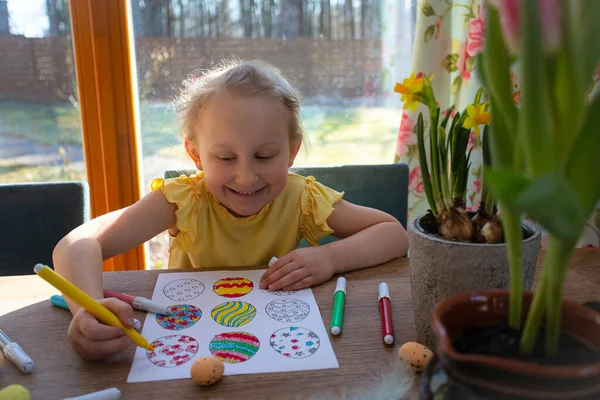 Jolie Fille Colore Des Œufs Imprimés Pour Décoration Pâques — Photo