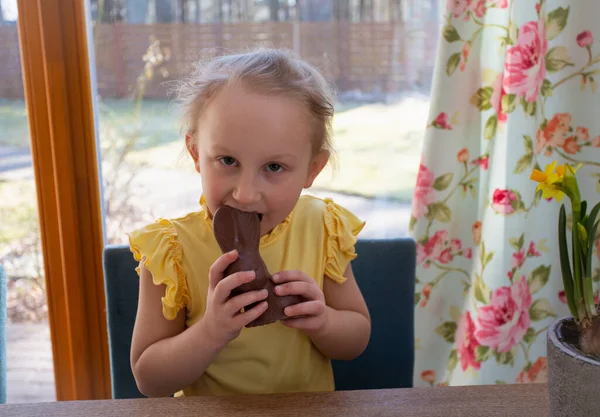 Linda Chica Está Comiendo Conejito Chocolate Hermoso Día Soleado — Foto de Stock