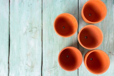 Turkuaz ahşap yüzey üzerindeki kil çömlekler 