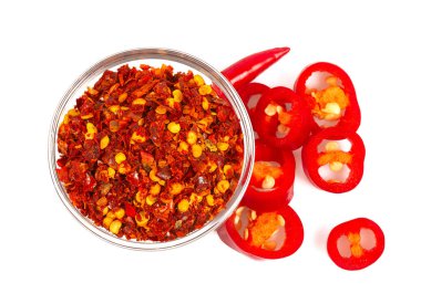 Beyaz arka planda izole edilmiş taze ve kurutulmuş acı biber.