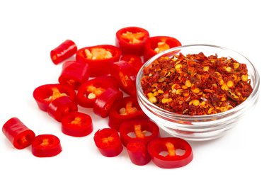 Beyaz arka planda taze ve kuru acı biber kesilmiş.