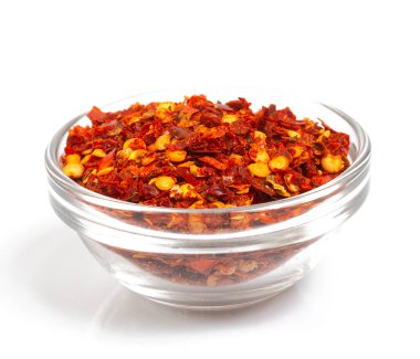 Kurutulmuş acı biber beyaz arkaplanda izole edilmiş