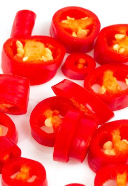 beyaz arkaplanda kesilen acı biber