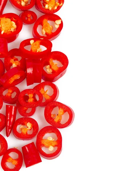 beyaz arkaplanda izole edilmiş acı biberi kes, üst görünüm