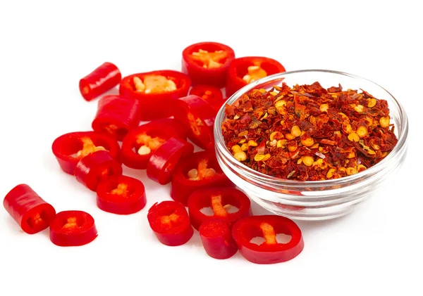 Beyaz arka planda taze ve kuru acı biber kesilmiş.