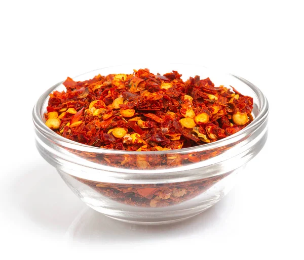 Kurutulmuş acı biber beyaz arkaplanda izole edilmiş