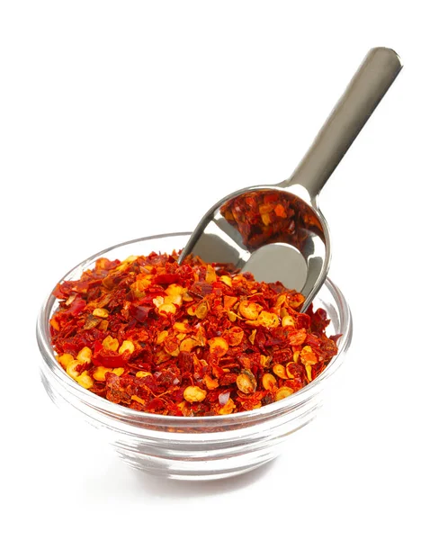 Kurutulmuş acı biber beyaz arkaplanda izole edilmiş