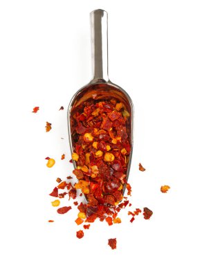 Kurutulmuş acı biber beyaz arkaplanda izole edilmiş, üst görünüm