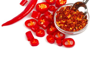 Beyaz arka planda taze ve kuru acı biber kesilmiş.