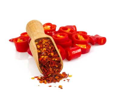 Beyaz arka planda taze ve kuru acı biber kesilmiş.