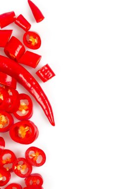 beyaz arkaplanda kesilen acı biber