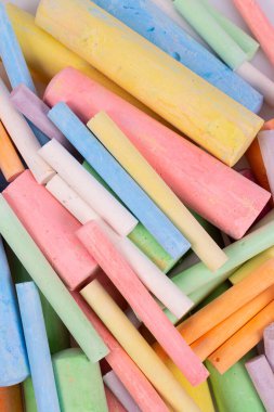 Beyaz arkaplan görünümünde izole edilmiş renkli tebeşir parçaları