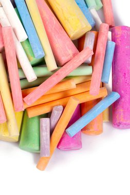 Beyaz arkaplanda izole edilmiş renkli tebeşir parçaları