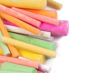 Beyaz arkaplanda izole edilmiş renkli tebeşir parçaları