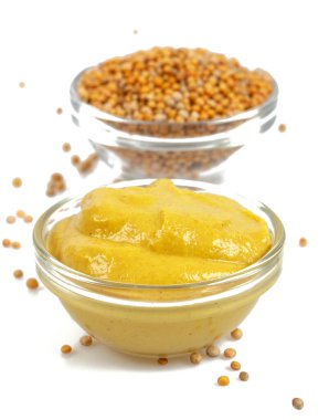 Beyaz arka plan üzerinde izole hardal