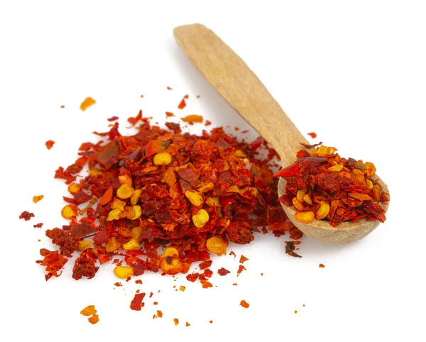 Beyaz arkaplanda izole edilmiş kırmızı biber taneleri