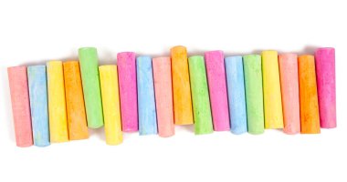 Beyaz arkaplanda izole edilmiş renkli tebeşir parçaları, üst görünüm