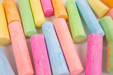 Beyaz arkaplanda izole edilmiş renkli tebeşir parçaları