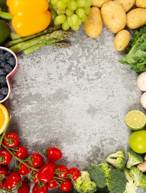 Taze meyve ve sebzeler metnin için çerçeve ve boş alan olarak düzenlenmiştir.