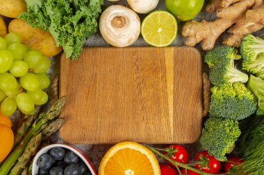 Taze meyve ve sebzeler metnin için çerçeve ve boş alan olarak düzenlenmiştir.