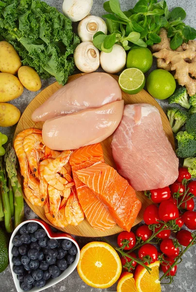 Taze et, tavuk ve somon, taze meyve ve sebzeler.