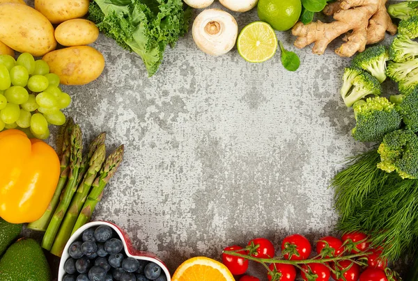 Taze meyve ve sebzeler metnin için çerçeve ve boş alan olarak düzenlenmiştir.