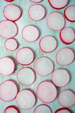 Tahta arkaplanda taze turp izole edilmiş.