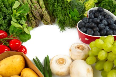 Sağlıklı meyve ve sebzeler beyaz arka planda izole olarak metniniz için çerçeve olarak düzenlenmiştir