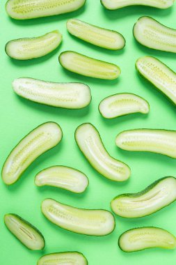 Yeşil kağıtta salatalık kes. Üst görünüm.