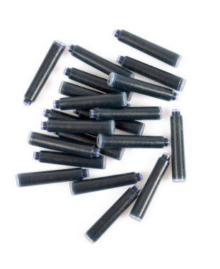 Beyaz arkaplan ve üst görünümde mürekkep kalemleri izole edildi