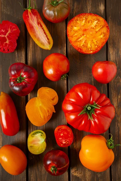 Verzameling Van Rijpe Verse Tomaten Bruin Houten Oppervlak Koken Tuinieren — Stockfoto