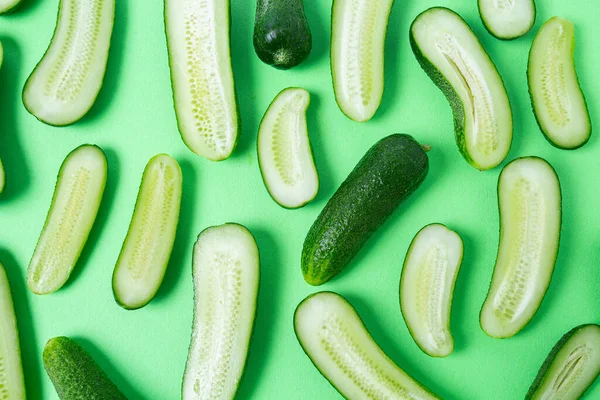 Snijd Komkommers Groen Papier Bovenaanzicht — Stockfoto