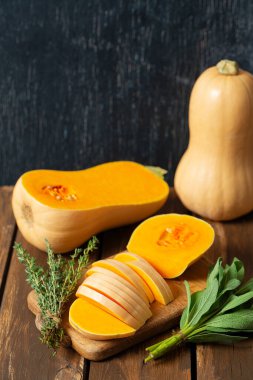 Tahta bir yüzeyde kekik ve adaçayı ile taze tereyağı ezmesi. Balkabağım benim. Sağlıklı gıda konsepti.