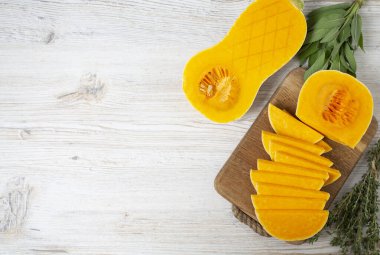 Tahta bir yüzeyde kekik ve adaçayı ile taze tereyağı ezmesi. Balkabağım benim. Sağlıklı gıda konsepti. Metnin için üst görünüm ve boş boşluk.