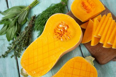 Tahta bir yüzeyde kekik ve adaçayı ile taze tereyağı ezmesi. Balkabağım benim. Sağlıklı gıda konsepti. Üst görünüm.