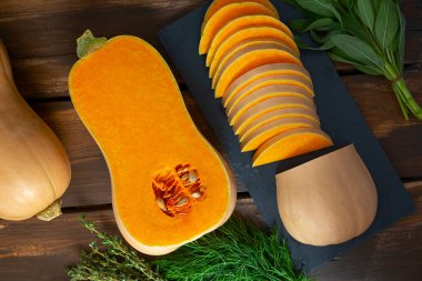 Tahta bir yüzeyde kekik ve adaçayı ile taze tereyağı ezmesi. Balkabağım benim. Sağlıklı gıda konsepti. Üst görünüm.