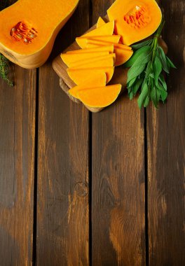 Tahta bir yüzeyde kekik ve adaçayı ile taze tereyağı ezmesi. Balkabağım benim. Sağlıklı gıda konsepti. Metnin için üst görünüm ve boş boşluk.