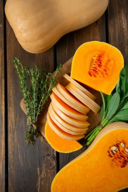 Tahta bir yüzeyde kekik ve adaçayı ile taze tereyağı ezmesi. Balkabağım benim. Sağlıklı gıda konsepti. Metnin için üst görünüm ve boş boşluk.