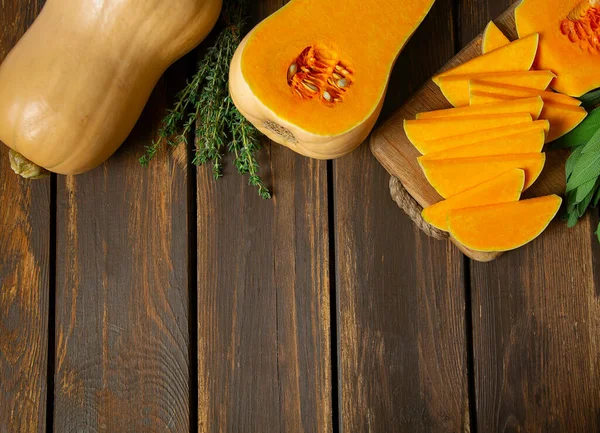 Frischer Butternusskürbis Mit Thymian Und Salbei Auf Einer Holzoberfläche Butternut — Stockfoto