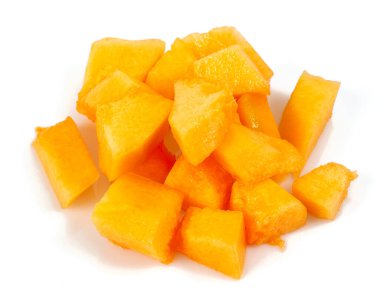 Karpuz parçaları beyaza izole edilmiş. Kesilen kavun beyaz arkaplanda izole edildi.