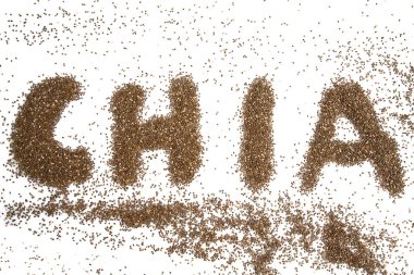Beyaz arkaplanda 'chia tohumu' olarak sıralanmış Chia tohumları.