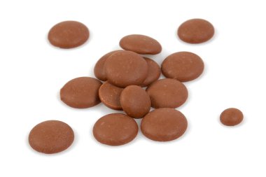 Beyaz arka plan üzerinde izole lezzetli çikolata morsels. 