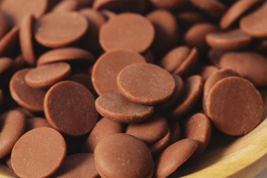 Beyaz arka plan üzerinde izole lezzetli çikolata morsels. 